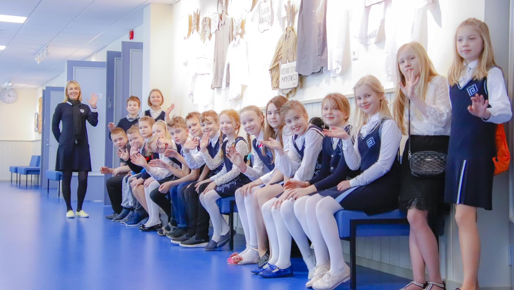 4.a klassi õpilased ja õpetaja Terje Piirmann olid eile parasjagu koolimajas ringkäigul, kui Võrumaa Teataja nad esimesel koolipäeval lõbusas meeleolus tabas. Enamik õpilasi kannab seljas ka ühtset koolivormi. Foto: AIGAR NAGEL