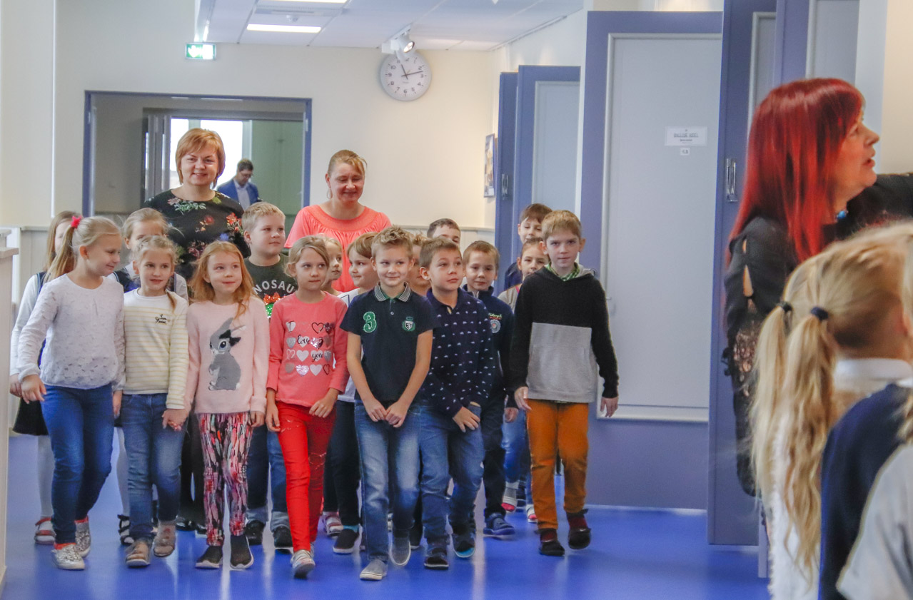 1B klassi õpilased koos õpetaja Inga Kirsi ja vanematega tegid parasjagu ringkäiku mööda värkselt renoveeritud koolimaja.  FOTOD: Aigar Nagel
