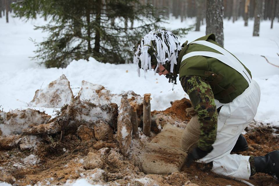 Hoolimata külmast ja lumisest talvest, jätkub Kuperjanovi jalaväepatalajoni talvise kutse sõduri baaskursus plaanipäraselt. Kui täna oli sõdurite ülesandeks laskepesa rajamine, siis viimase kolme nädala jooksul on nad läbinud ka relvaõppe, sooritanud esimesed laskeharjutused, omandanud teadmised topograafiast ning ööbinud välitingimustes. Järgmise kolme ja poole nädala jooksul saavad nad seda viimast veel mitu korda teha, sinna juurde ka veel muid igale sõdurile vajalikke teadmisi omandades. Lumi ja talvine ilm kuperjanovlasi ei murra! FOTO: Kuperjanovi jalaväepataljon