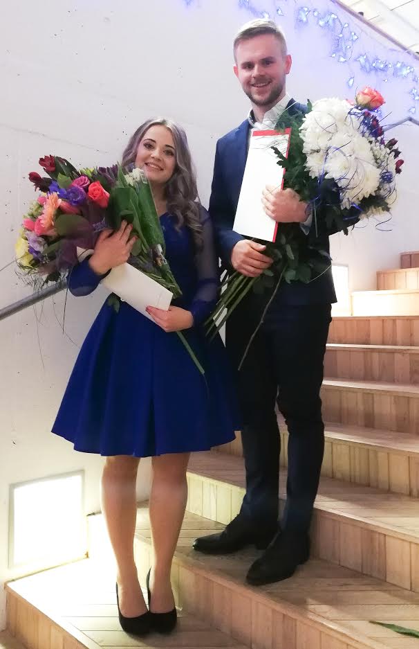 Birgit Änilane ja Kevin Lumi lillesülemitega pärast diplomi kättesaamist. Foto: KADRI NAGEL