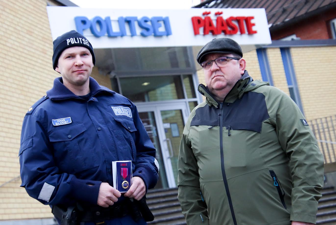 Päästeamet tunnustas Võru maakonnast kahte meest: Kagu politseijaoskonna piirkonnapolitseinikku Hans Saarniitu (vasakul) ning Misso vabatahtlike komando päästjat ja pealikku Andres Pindist silmapaistva panuse eest ohutuskultuuri edendamisel. Fotod: AIGAR NAGEL Päästeamet tunnustas Võru maakonnast kahte meest: Kagu politseijaoskonna piirkonnapolitseinikku Hans Saarniitu (vasakul) ning Misso vabatahtlike komando päästjat ja pealikku Andres Pindist silmapaistva panuse eest ohutuskultuuri edendamisel. Fotod: AIGAR NAGEL