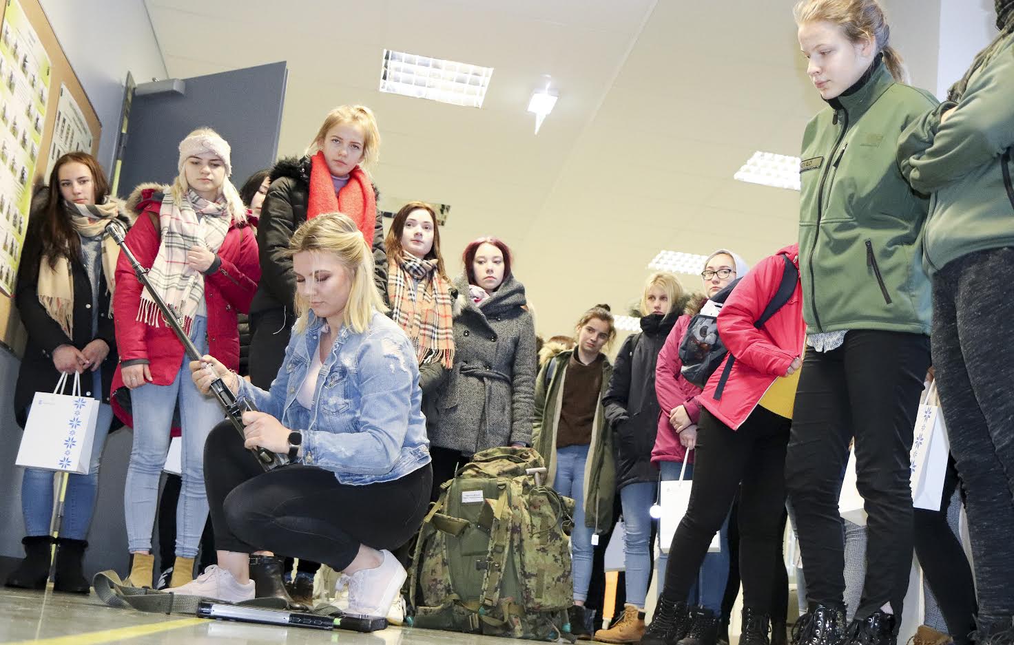 Võru gümnaasiumi õpilasel Leana Kullil läks relva lahtivõtmiseks aega alla minuti. Võrumaa Teatajale ütles ta, et on õppinud relva lahtivõtmist ja kokkupanemist kodutütrena. FOTO: Aigar Nagel