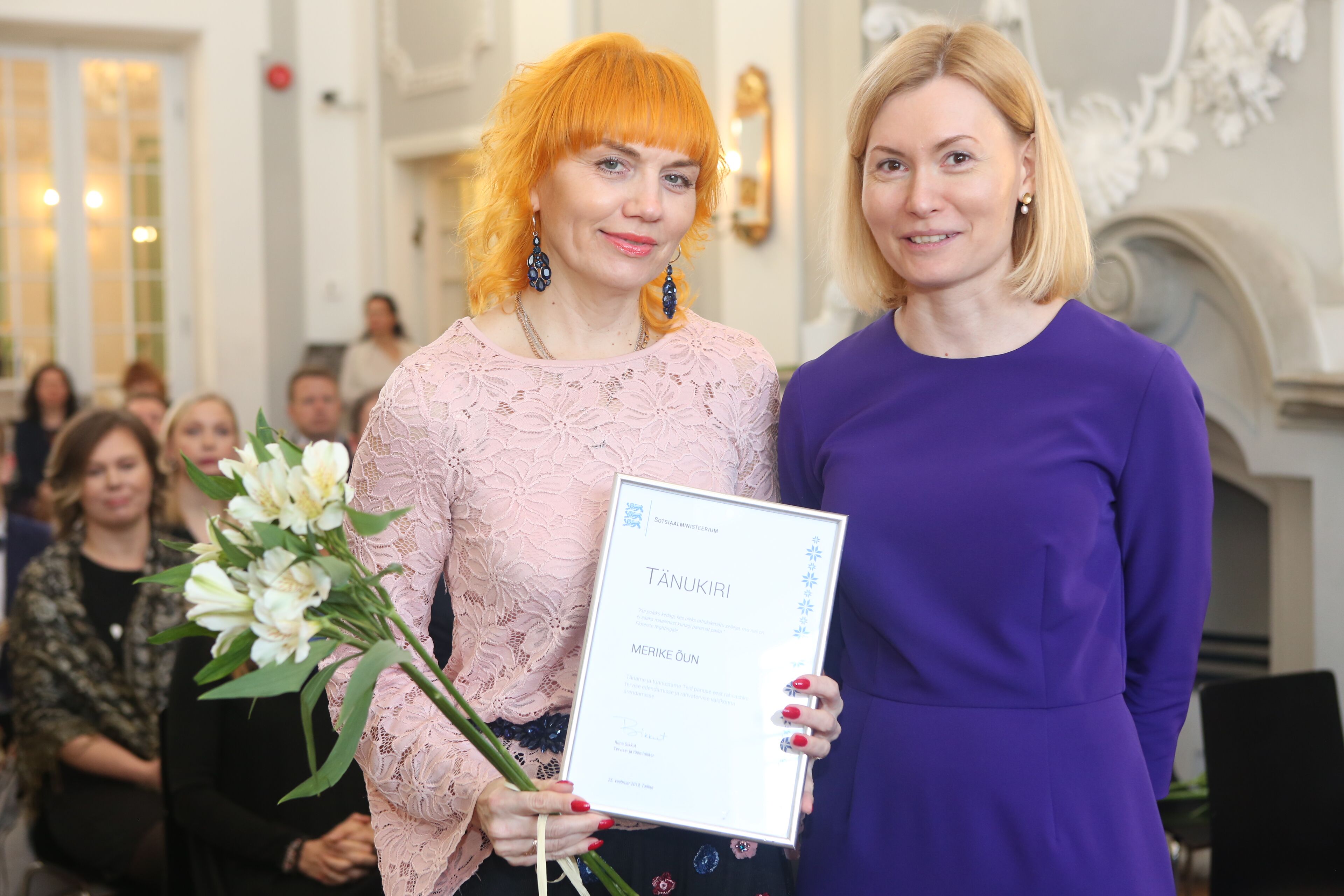 Võrumaalt pälvis tegusaima tervisedendaja tiitli Merike Õun (vasakul). Riikliku tunnustuse andis eile üle tervise- ja tööminister Riina Sikkut. Foto: ANNIKA HAAS Võrumaalt pälvis tegusaima tervisedendaja tiitli Merike Õun (vasakul). Riikliku tunnustuse andis eile üle tervise- ja tööminister Riina Sikkut. Foto: ANNIKA HAAS