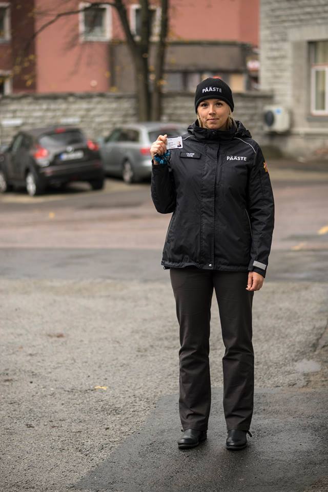 Päästeameti inspektor kannab päästeameti embleemi ja kirjade ning inspektori nimesildiga tumedat jopet. FOTO: Päästeamet Päästeameti inspektor kannab päästeameti embleemi ja kirjade ning inspektori nimesildiga tumedat jopet. FOTO: Päästeamet