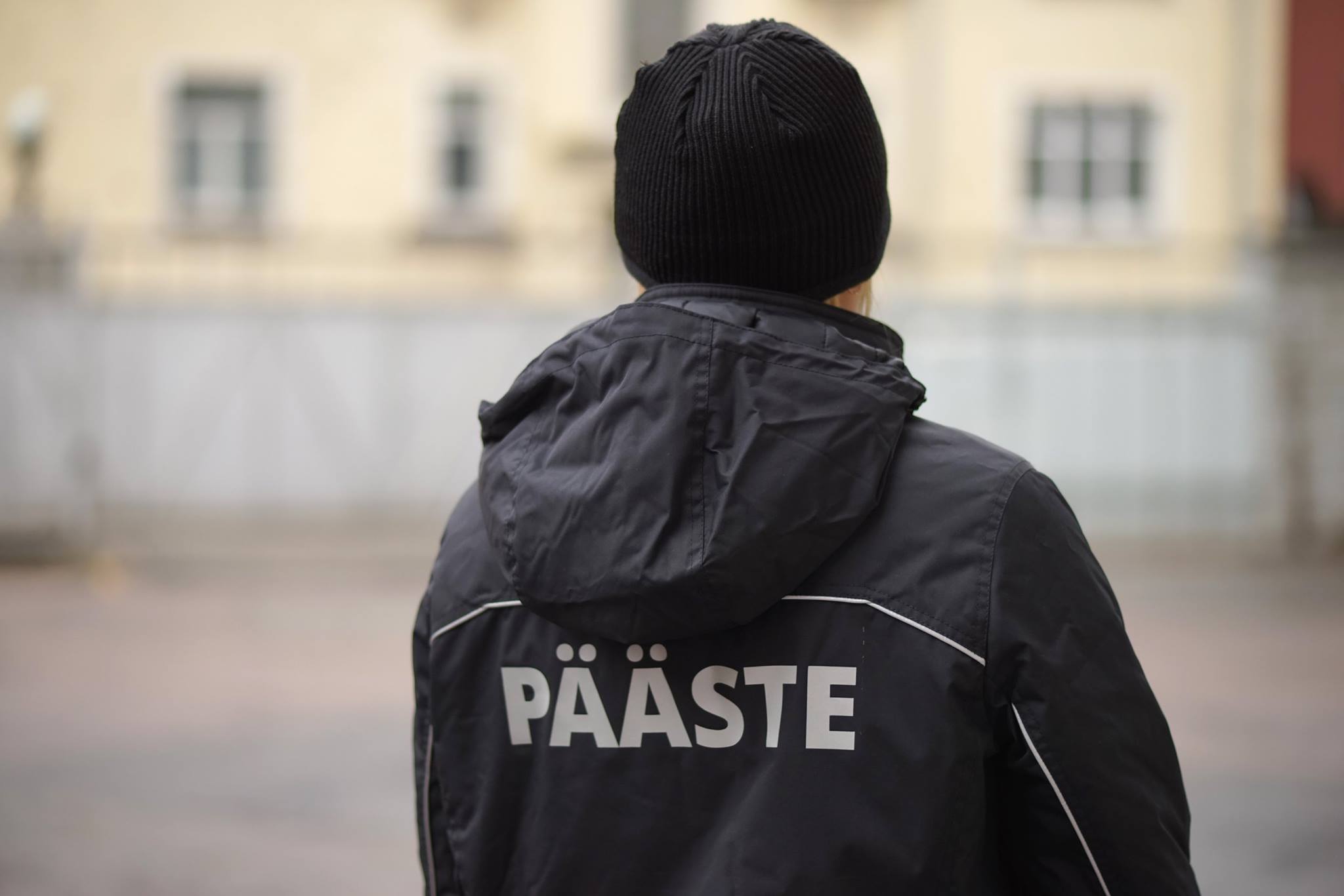 Päästeameti inspektori jope selja tagant. FOTO: Päästeamet Päästeameti inspektori jope selja tagant. FOTO: Päästeamet