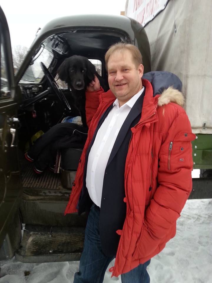 Ivari Padar oma veoauto Gaz 63-ga Võru linnas kampaaniat tegemas. Õpetame ka koer Kaarule, kuidas kampaania käib. FOTO: Facebook Ivari Padar