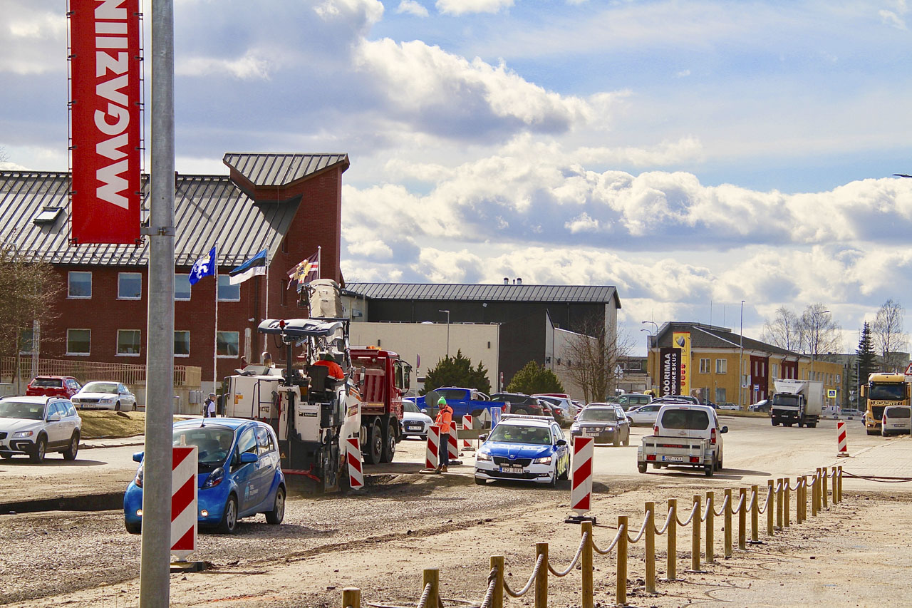 Teekatte freesimine 27. märtsi pärastlõunal Räpina maanteel kaupluse Magaziin ja politseimaja vahel. Foto: VÕRUMAA TEATAJA Teekatte freesimine 27. märtsi pärastlõunal Räpina maanteel kaupluse Magaziin ja politseimaja vahel. Foto: VÕRUMAA TEATAJA