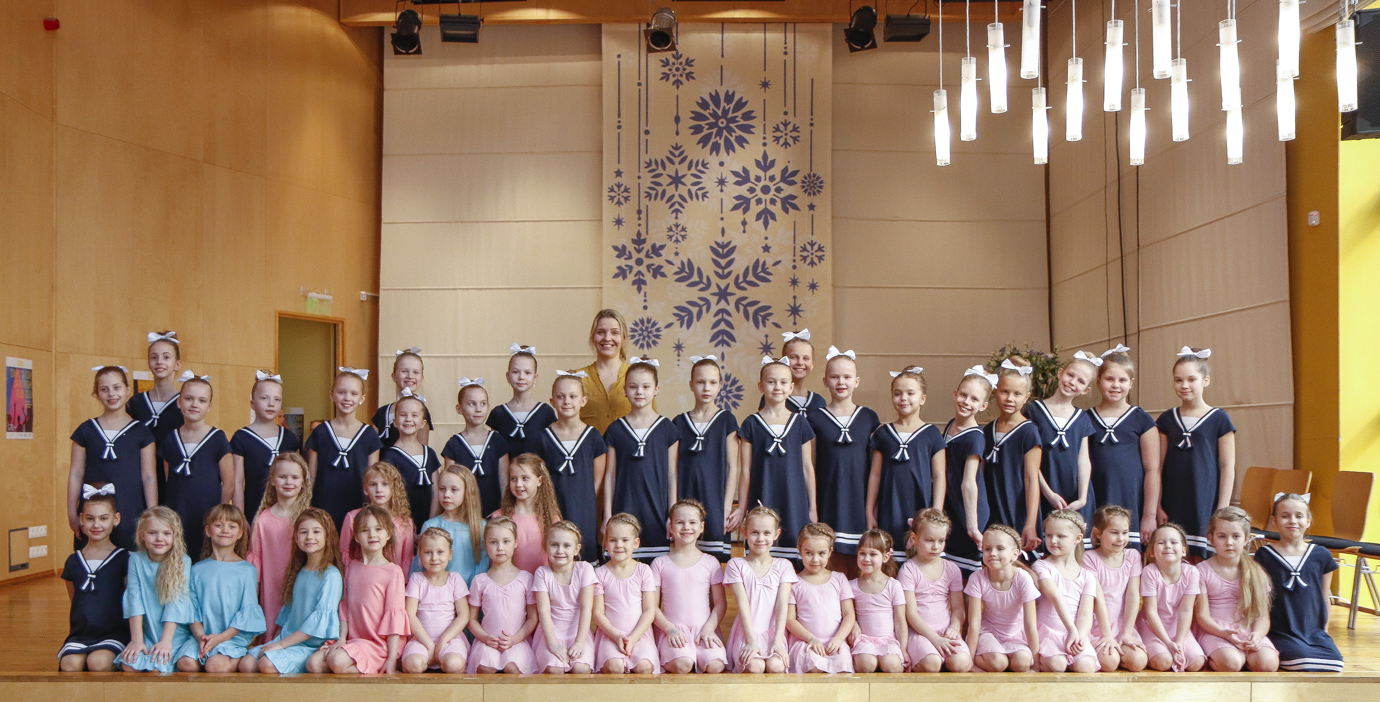 Võimlemisklubi Janika Võru osakonna võimlejate arv muudkui kasvab iga aastaga. Juhendaja Eliise Abel koos kolme noorima võimlemisrühmaga tänavusel festivalil Võru Kandles. Foto: AIGAR NAGEL