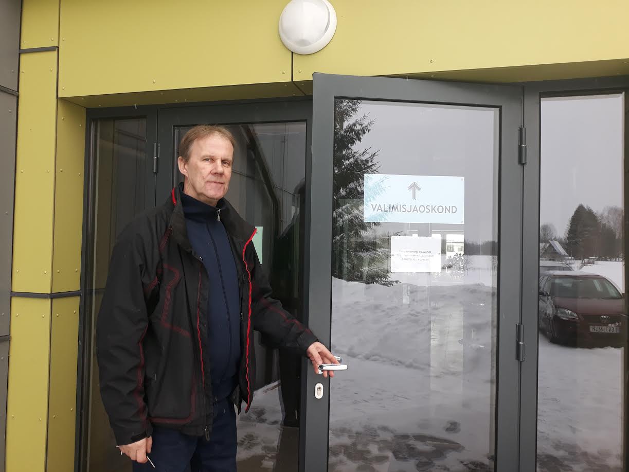 Aare Kimalasõ külast, kes käis samuti valimisjaoskonnas kohapeal, ütleb, et valimas käies täidab ta oma kodanikukohust. Pilt on tehtud Misso rahvamaja ees. FOTO: Heleri Lakur Aare Kimalasõ külast, kes käis samuti valimisjaoskonnas kohapeal, ütleb, et valimas käies täidab ta oma kodanikukohust. Pilt on tehtud Misso rahvamaja ees. FOTO: Heleri Lakur