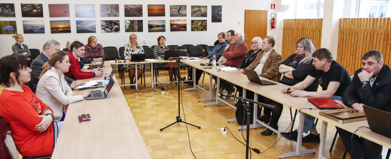 Antsla volikogu üleeilsel istungil anti selgitusi ühele arupäringule, mis puudutas Antsla gümnaasiumi renoveerimistöödega viivitamist. Fotod: AIGAR NAGEL Antsla volikogu üleeilsel istungil anti selgitusi ühele arupäringule, mis puudutas Antsla gümnaasiumi renoveerimistöödega viivitamist. Fotod: AIGAR NAGEL