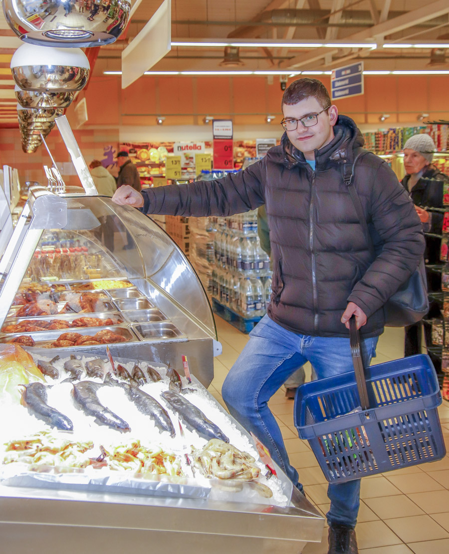 Kalasõber Artjom Krot eile Võru Maxima kalaleti juures. Foto: AIGAR NAGEL