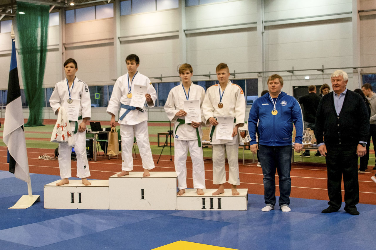 Pildil B-klassi poiste kuni 60 kg esikolmik. Vasakult teise koha saavutanud Randy Nagel (Võru REI judoklubi), esimesel kohal Kirill Postol (SK Ookam) ning kolmandat kohta jagavad Artur Türna (SK Do) ja Siim Laos (Sk Altia). Nende kõrval vasakult Ookami klubi treener Rain Arukaevu ja Eesti Judoliidu president Aavo Põhjala. Eesti meistrivõistlustel osales pühapäeval 25 klubi. Foto: KRISTIINA TINT