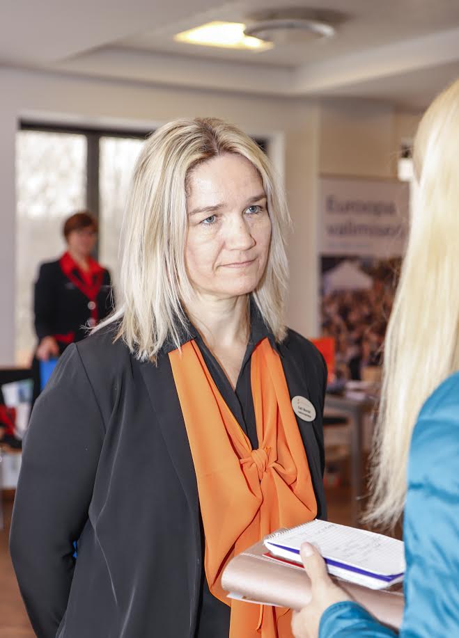 Eesti töötukassa Põlvamaa osakonna juhataja Katri Mandel: „Tööandjaga kohtuda ja töötingimustest rääkida on töömessil alati lihtsam. See, et ma tunnen huvi, ei tähenda ju seda, et sinna tööle saan või minna tahan, aga vähemalt annab mulle võimaluse järele mõelda, kas see töökoht tekitab minus huvi või mitte.” FOTOD: Aigar Nagel