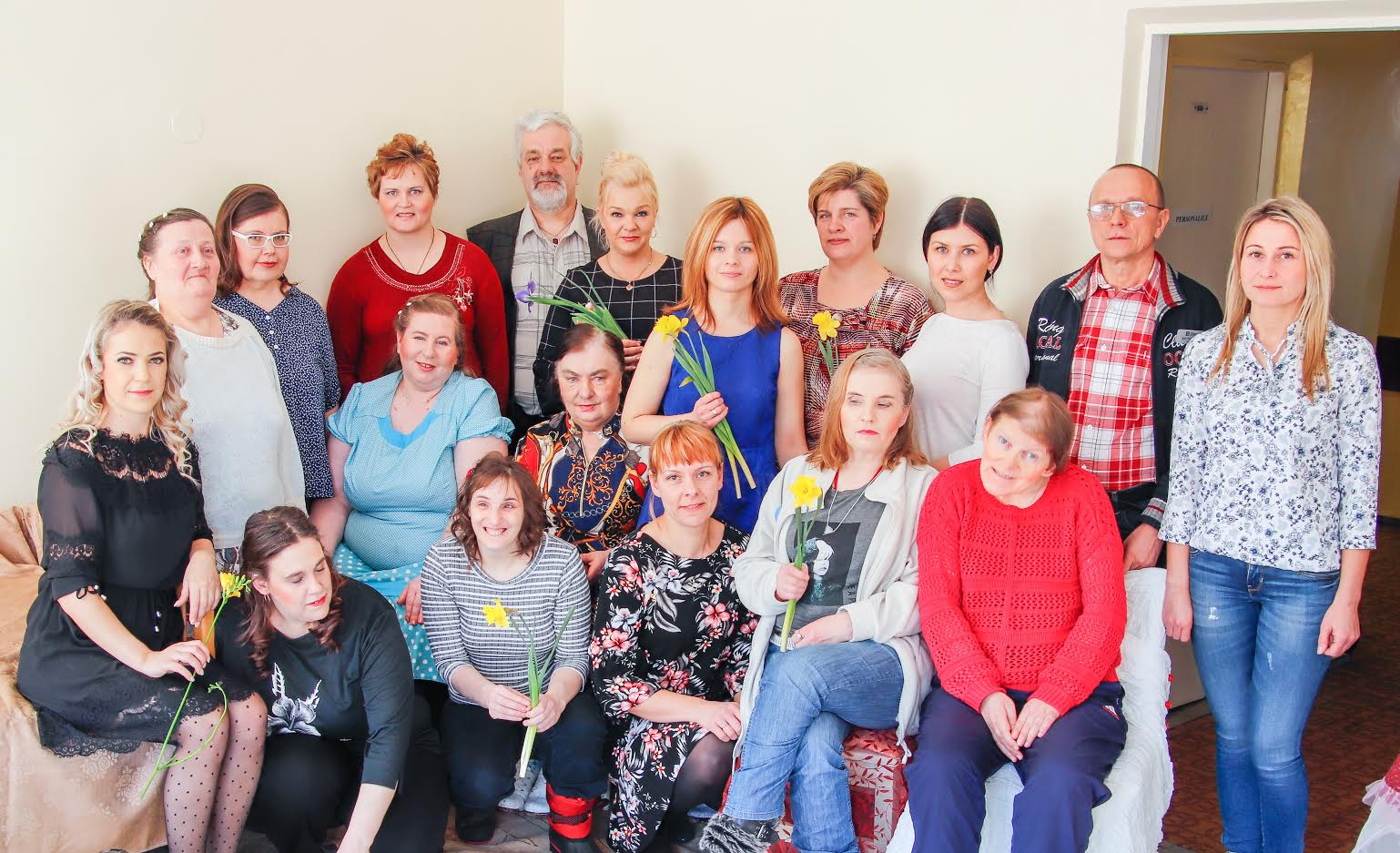 MTÜ Lõuna-Eesti Erihooldusteenuste Keskus töötajad koos klientidega naistepäeva tähistamas. Naistepäeva eel avati Lõuna-Eesti haigla kolmandal korrusel ka erihooldusteenuste keskuse klientide käsitöönäitus. Foto: AIGAR NAGEL