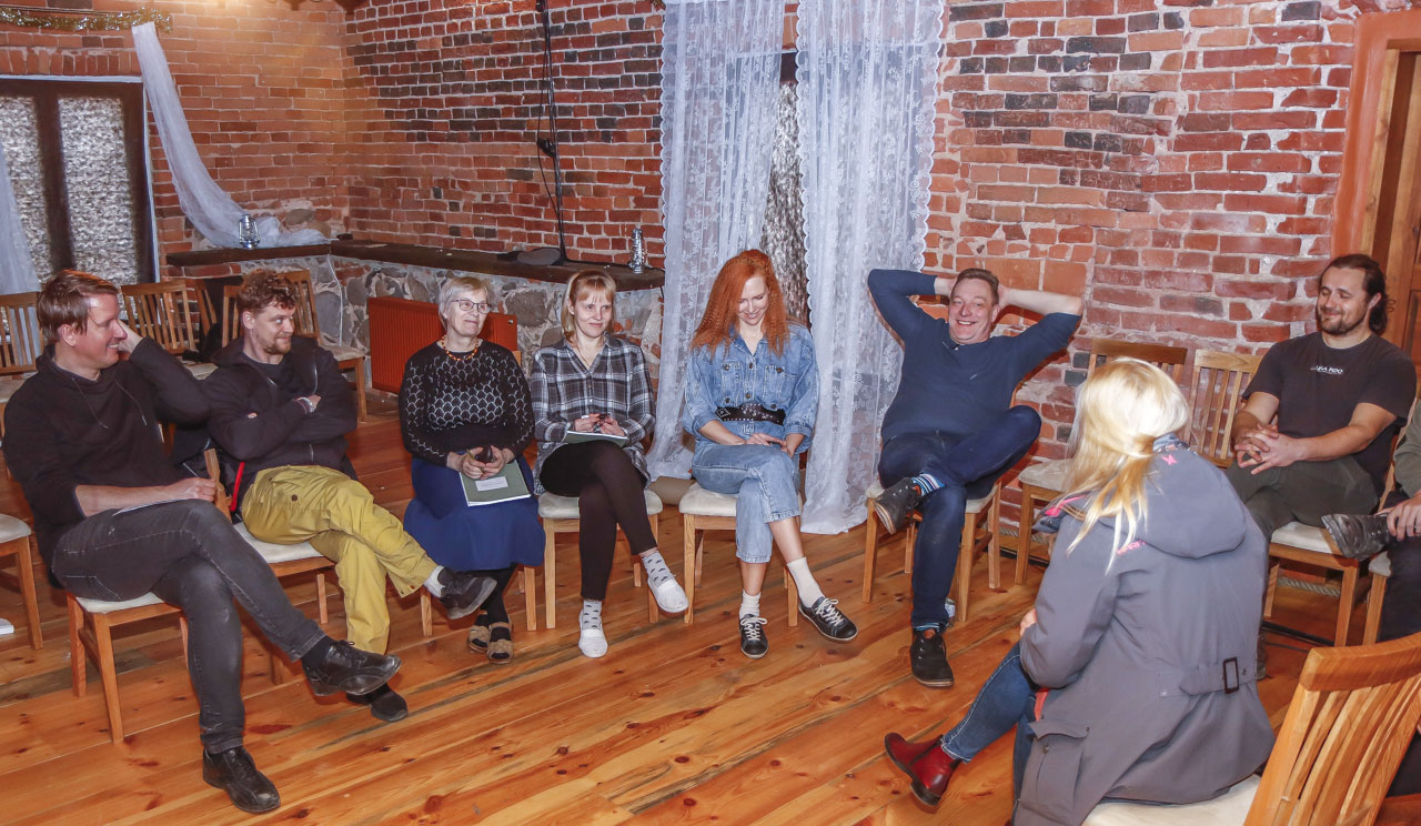 Lavastuse idee autorid ja näitlejad vastamas Võrumaa Teataja küsimustele. FOTO: Aigar Nagel Lavastuse idee autorid ja näitlejad vastamas Võrumaa Teataja küsimustele. FOTO: Aigar Nagel