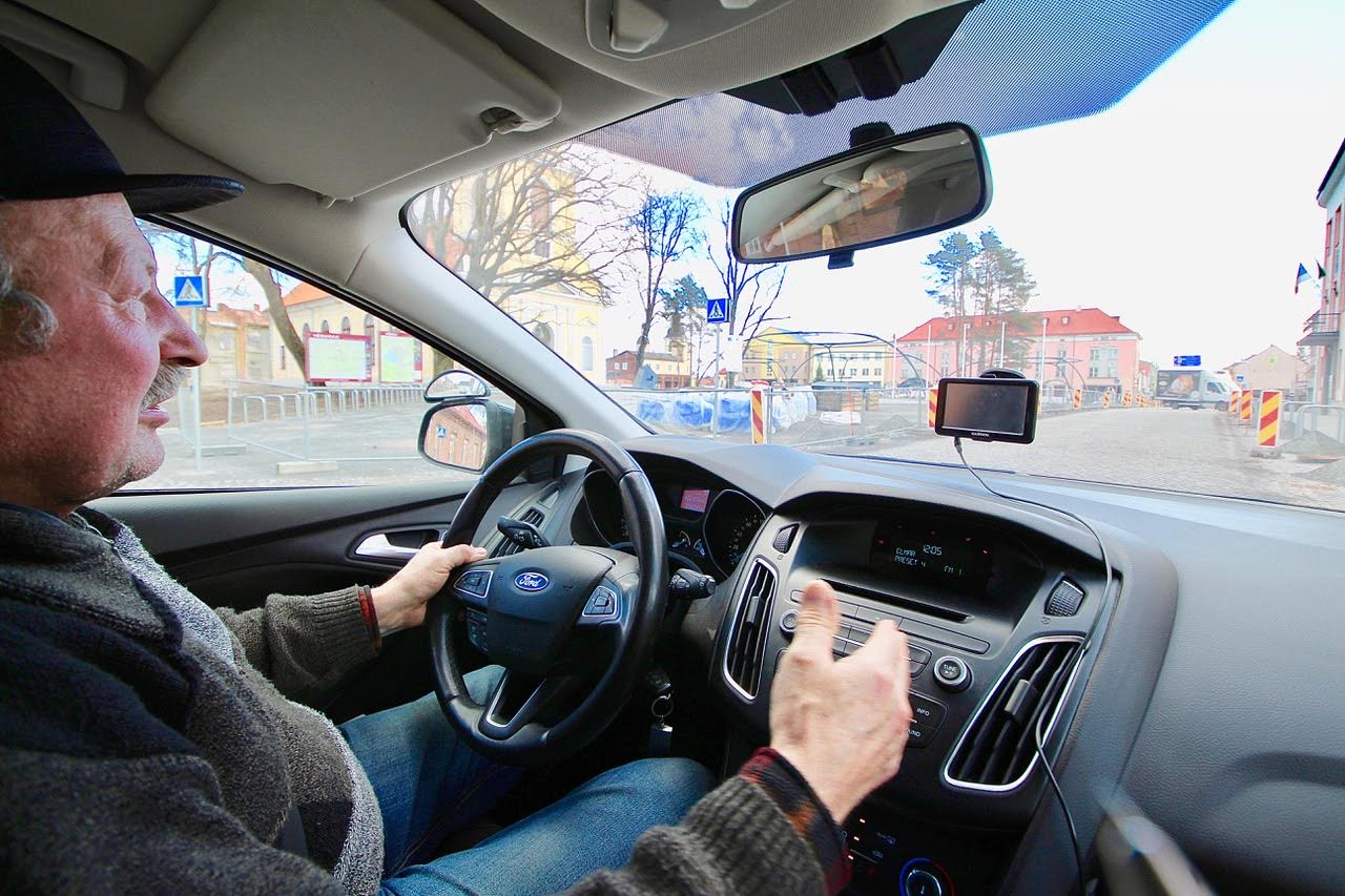 Peatselt juubelit tähistav liiklusspetsialist Randu Raudvassar on rooli keeranud üle poole sajandi. Teda teevad ettevaatlikuks autoaknast paistvad koonused keskväljaku lähistel. Fotod: KALEV ANNOM