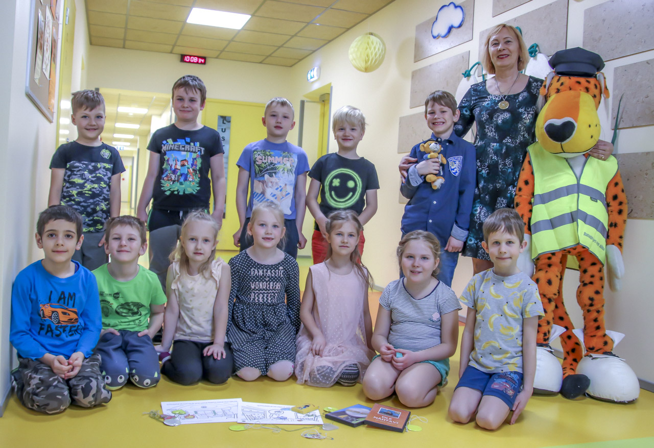 Sõlekese lasteaia Naerulinnu rühm eile hommikul Võrumaa Teatajale „Tunnen, tean, oskan” projektist muljetamas. Lastel on projektist olnud palju rõõmu ja on kogutud kasulikku infot. Fotol lasteaia direktor Tiina Kala Naerulinnu rühma koolieelikutega. Foto: AIGAR NAGEL