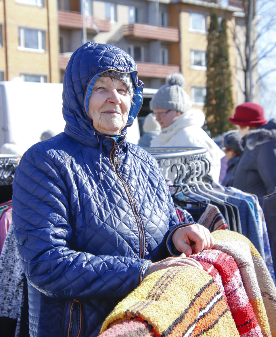 Valve Hääl oli laadale vaipu müüma tulnud Põlvamaalt ning otsustas oma kauplema tuleku veel viimasel hetkel hea ilma järgi. Fotod: AIGAR NAGEL