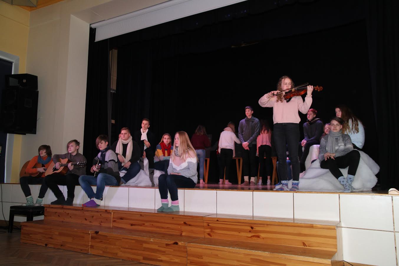 Võru Kreutzwaldi kooli 7.b klass, keda tunnustati eriauhinnaga ilusa eesti keele ja sõna kasutamise eest etenduses „Legend lõppematust teest”. Fotod: BIRGIT PETTAI
