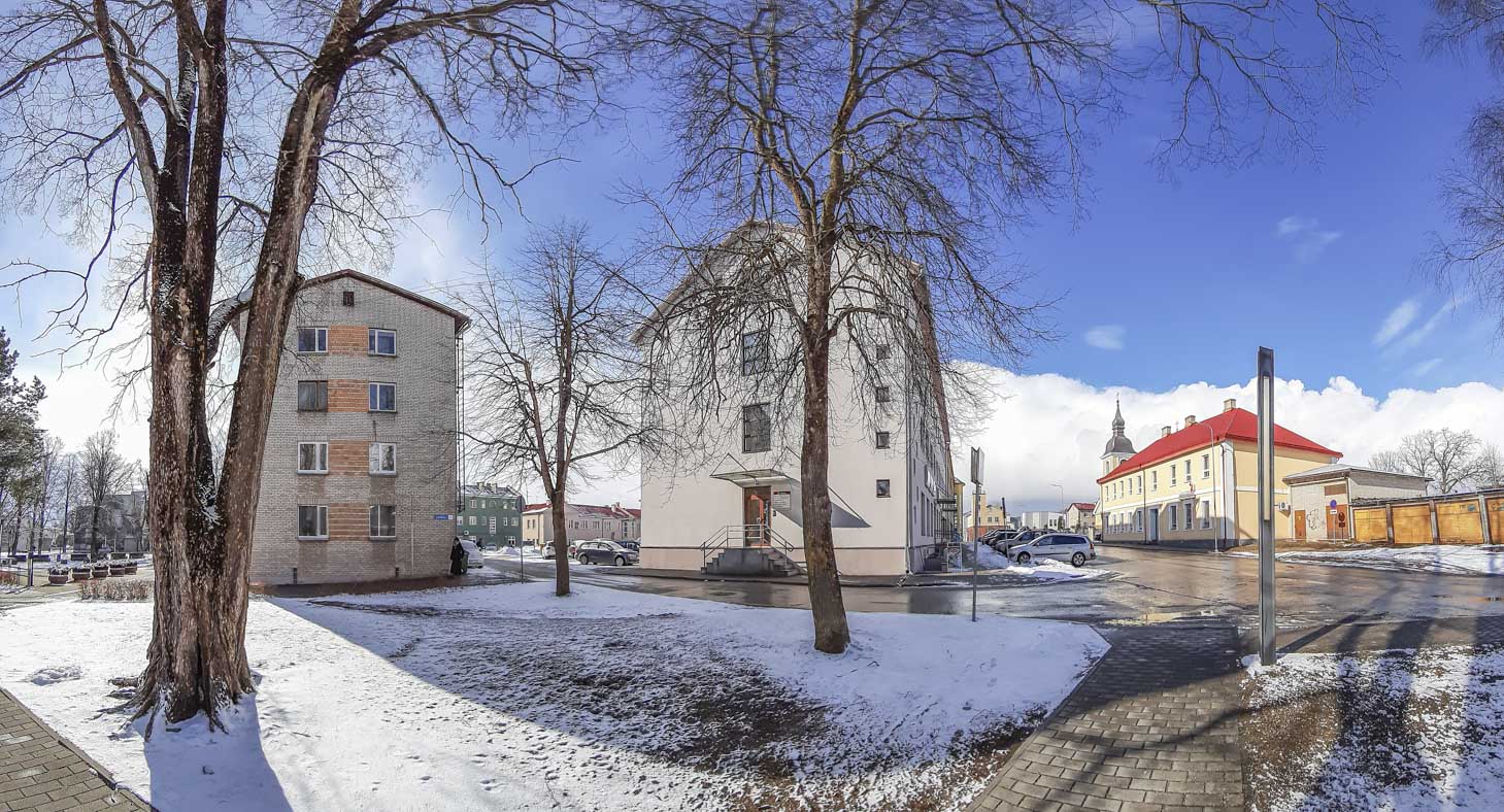 Kahetunnine parkimisaeg puudutab Lembitu tänav 2/2a majaesist parklat, mitte hoovisisest parkimist, kus asuvad ka linnavalitsuse parkimiskohad. Foto: AIGAR NAGEL Kahetunnine parkimisaeg puudutab Lembitu tänav 2/2a majaesist parklat, mitte hoovisisest parkimist, kus asuvad ka linnavalitsuse parkimiskohad. Foto: AIGAR NAGEL
