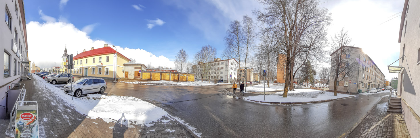 Kahetunnine parkimisaeg puudutab Lembitu tänav 2/2a majaesist parklat, mitte hoovisisest parkimist, kus asuvad ka linnavalitsuse parkimiskohad. Foto: AIGAR NAGEL