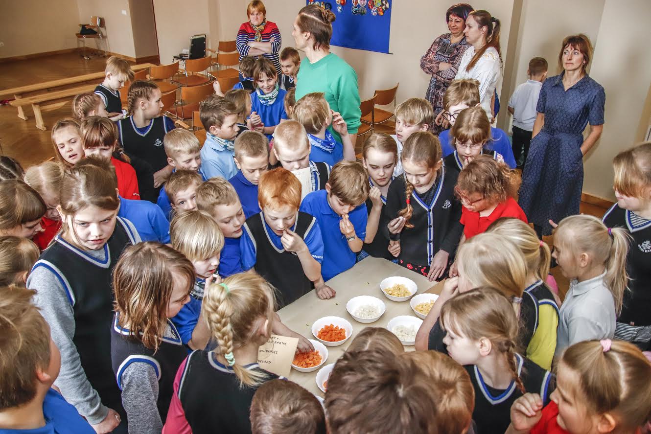 Rõuge põhikooli esimese klassi õpilased lahendasid loengu käigus ülesande, kus tuli maitsmismeeltega ära tunda õige juur- või köögivili. Foto: AIGAR NAGEL Rõuge põhikooli esimese klassi õpilased lahendasid loengu käigus ülesande, kus tuli maitsmismeeltega ära tunda õige juur- või köögivili. Foto: AIGAR NAGEL