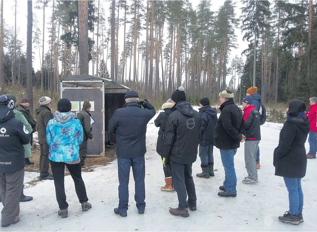 Rahvas terviseraja parklas RMK esindaja selgitusi kuulamas. Fotod: LIANA ALLAS