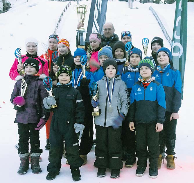 Esimene rida (vasakult): Mirja-Silva Kaljula (N8 karikasarja võitja); Fredi Pungar (M8 3. koht); Kevin Veski (M8 karikasarja võitja); Evert Saua (M8 5. koht). Teine rida (vasakult): Stella Kivi (N14 karikasarja võitja); Caroline Roomets (N12 karikasarja võitja); Virgo Lapp (M10 2. koht); Marten Mäeots (M10 7. koht); Ralf Rebane (M12 4. koht); Genert Saua (M12 5. koht). Kolmas rida (vasakult): Kerstin Miško (vabaklassi võitja); Carena Roomets (N14 2. koht); Markus Pungar (M12 3. koht); Sten-Jörgen Leis (M14 karikasarja võitja). Taga treener Olev Roots ja Triinu Hausenberg (vabaklassi 7. koht). Foto: ERAKOGU