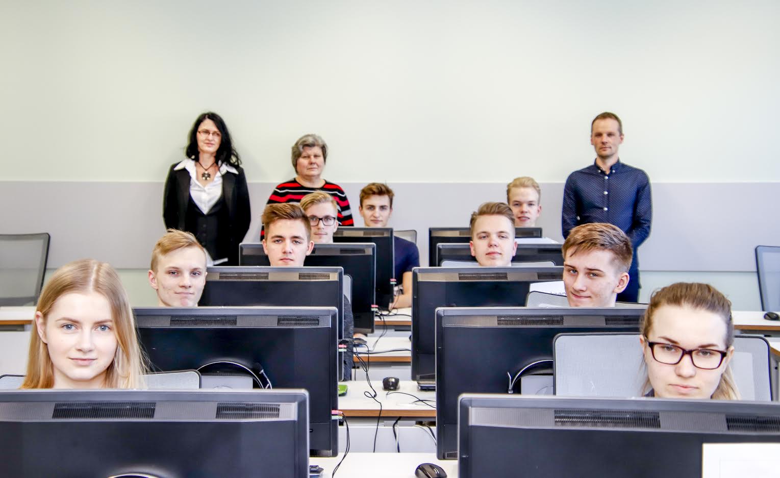 Hetk enne olümpiaadi. Tänavusest olümpiaadist võtsid osa (vasakult esimeses reas) Sandra Lember ja Karolin Ossip Võru gümnaasiumist, Karl Joosep Põldsepp Antsla gümnaasiumist, Henri Neeve ja Juss Riivik Parksepa keskkoolist, Tanel Kerge Võru gümnaasiumist, Andree Hussar Parksepa keskkoolist ning Janari Pähn ja Lauri Lehiste Võru gümnaasiumist. Õpilastele olid kaasa elamas majandusõpetajad (vasakult esimene) Anneli Võikar Antsla gümnaasiumist, Helje Jaarma Parksepa keskkoolist ja Karmo Kurvits Võru gümnaasiumist. Foto: AIGAR NAGEL Hetk enne olümpiaadi. Tänavusest olümpiaadist võtsid osa (vasakult esimeses reas) Sandra Lember ja Karolin Ossip Võru gümnaasiumist, Karl Joosep Põldsepp Antsla gümnaasiumist, Henri Neeve ja Juss Riivik Parksepa keskkoolist, Tanel Kerge Võru gümnaasiumist, Andree Hussar Parksepa keskkoolist ning Janari Pähn ja Lauri Lehiste Võru gümnaasiumist. Õpilastele olid kaasa elamas majandusõpetajad (vasakult esimene) Anneli Võikar Antsla gümnaasiumist, Helje Jaarma Parksepa keskkoolist ja Karmo Kurvits Võru gümnaasiumist. Foto: AIGAR NAGEL