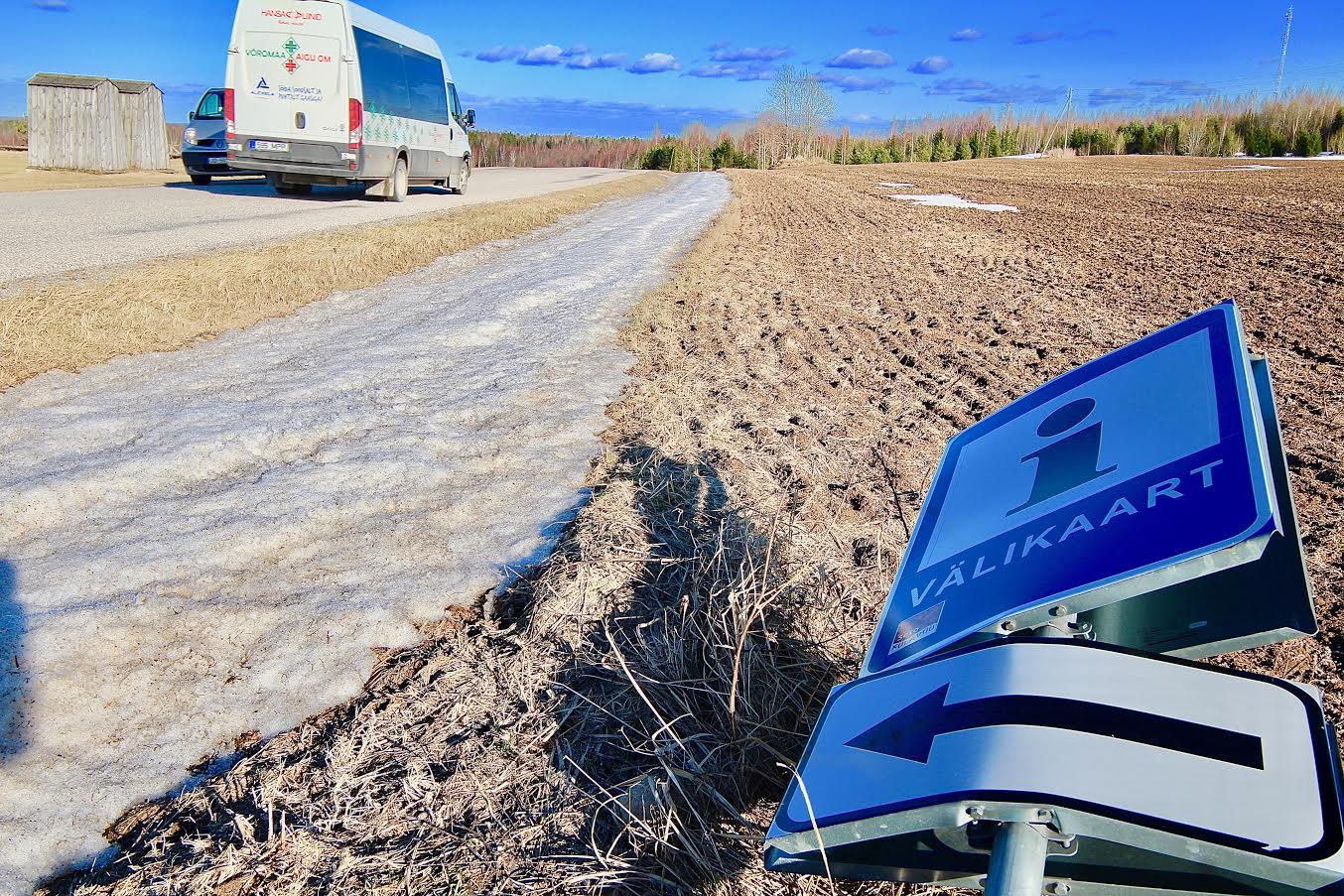 Meremäe mäe pealt avaneb ilus vaade. Silma riivavad aga räbaldunud lipp ja põllu peale maha surutud suunatahvel. Fotod: VÕRUMAA TEATAJA Meremäe mäe pealt avaneb ilus vaade. Silma riivavad aga räbaldunud lipp ja põllu peale maha surutud suunatahvel. Fotod: VÕRUMAA TEATAJA