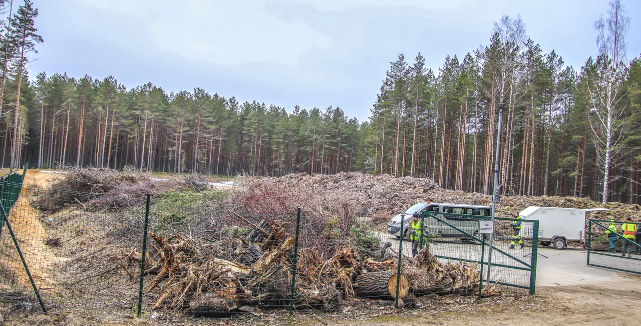 Tundub, et paljud ei tea, et tegelikult tuleks aia- ja haljastusjäätmed nagu rohi, lehed, kartulid, õunad ja muu selline praht viia kompostimisväljakule, mis asub kalmistu taga aadressil Kose tee 2. FOTOD: Aigar Nagel