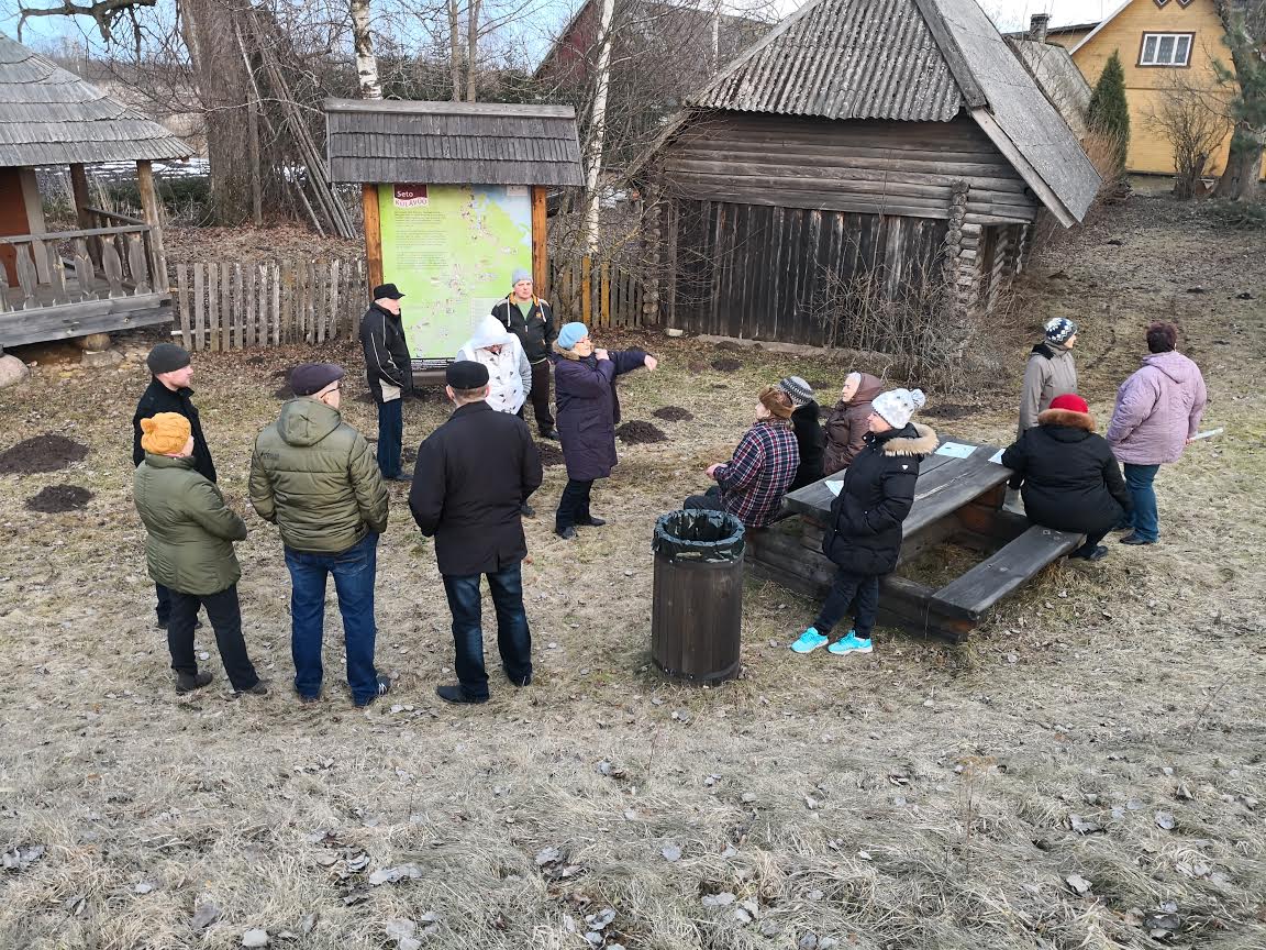 Murelikud võõpsulased kogunesid 15. märtsi õhtupoolikul Võõpsu tsässona juurde, sest külarahval oma ruumid puuduvad. Volikogulased sõitsid neist mööda naaberkülla kohvi jooma ja valla asju arutama. Võõpsulased on solvunud ja õhk on elektrit täis. Mõlgutati mõtteid, et järgmised kohalikud valimised on 2021. aasta sügisel. Foto: IMRE TERMONEN