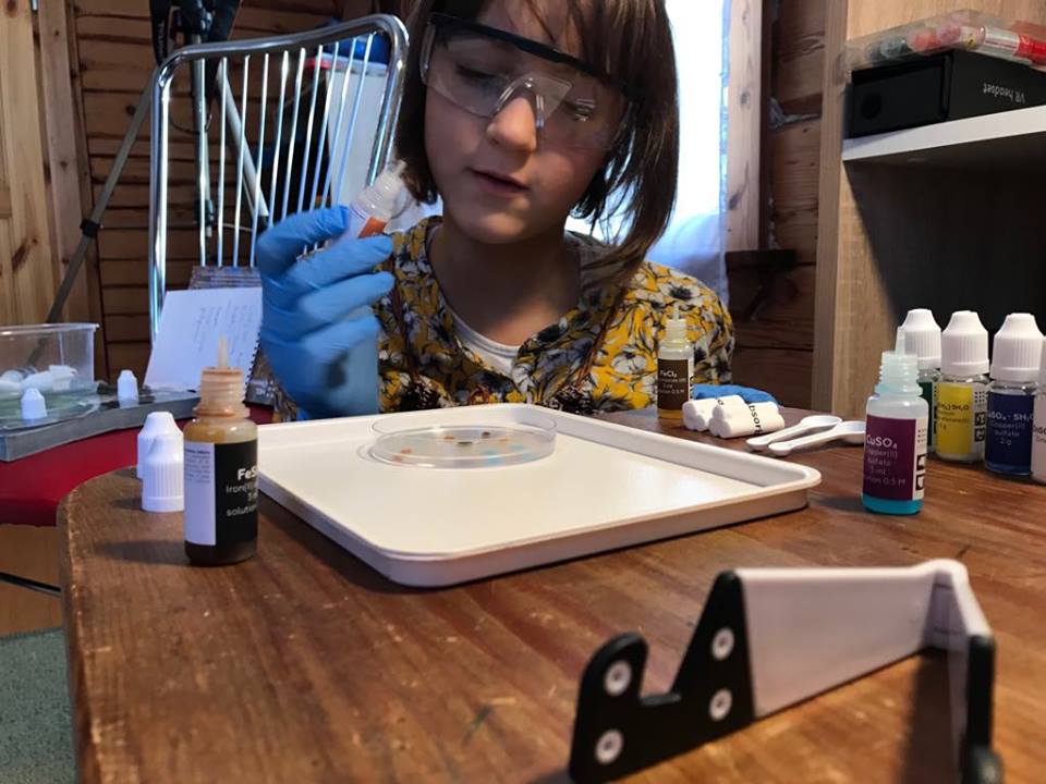 4. klassi õpilane saab tegeleda inspiratsiooni pakkuva keemiaga ega pea selleks ootama 8. klassi jõudmist.