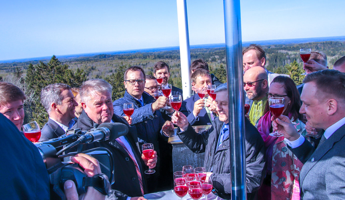 Lõuna-Eesti omavalitsuste esindajad allkirjastasid Suure Munamäe torni tipus hea tahte lepingu ning kinnitasid oma huvi pürgida ühiselt Euroopa kultuuripealinnaks. Foto: AIGAR NAGEL