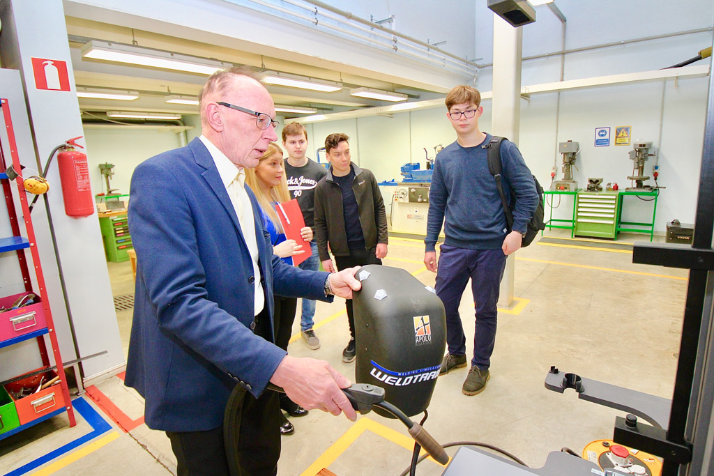 Metallitöö õppejõud Jaanis Tigas (vasakul) tutvustab Kreutzwaldi kooli õpilastele uhiuut keevitussimulaatorit. Seda jälgib ka ärikorralduse esimese kursuse õpilane Katrin Kind (punase mapiga). Foto: KALEV ANNOM