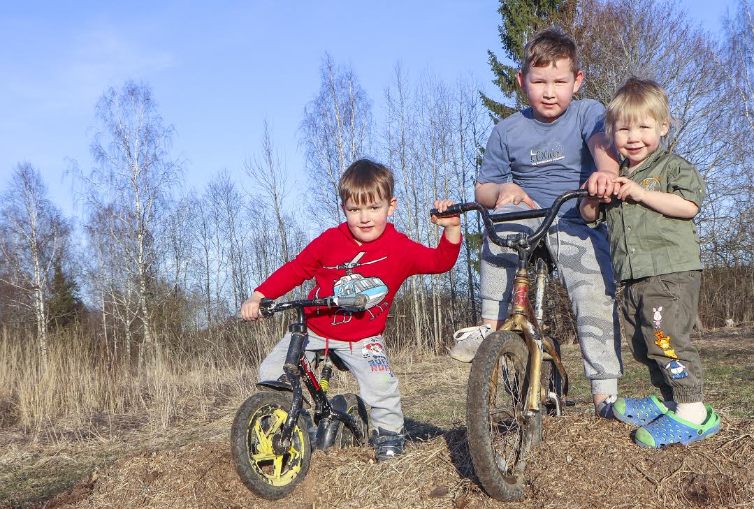 Pildil on perekonna kõige nooremad pojad. Vasakult Andero (5), Mairold (7) ja Karl-Osvald (2). Pildilt on puudu Kaimar (11) ja Kairo (14). Foto: AIGAR NAGEL