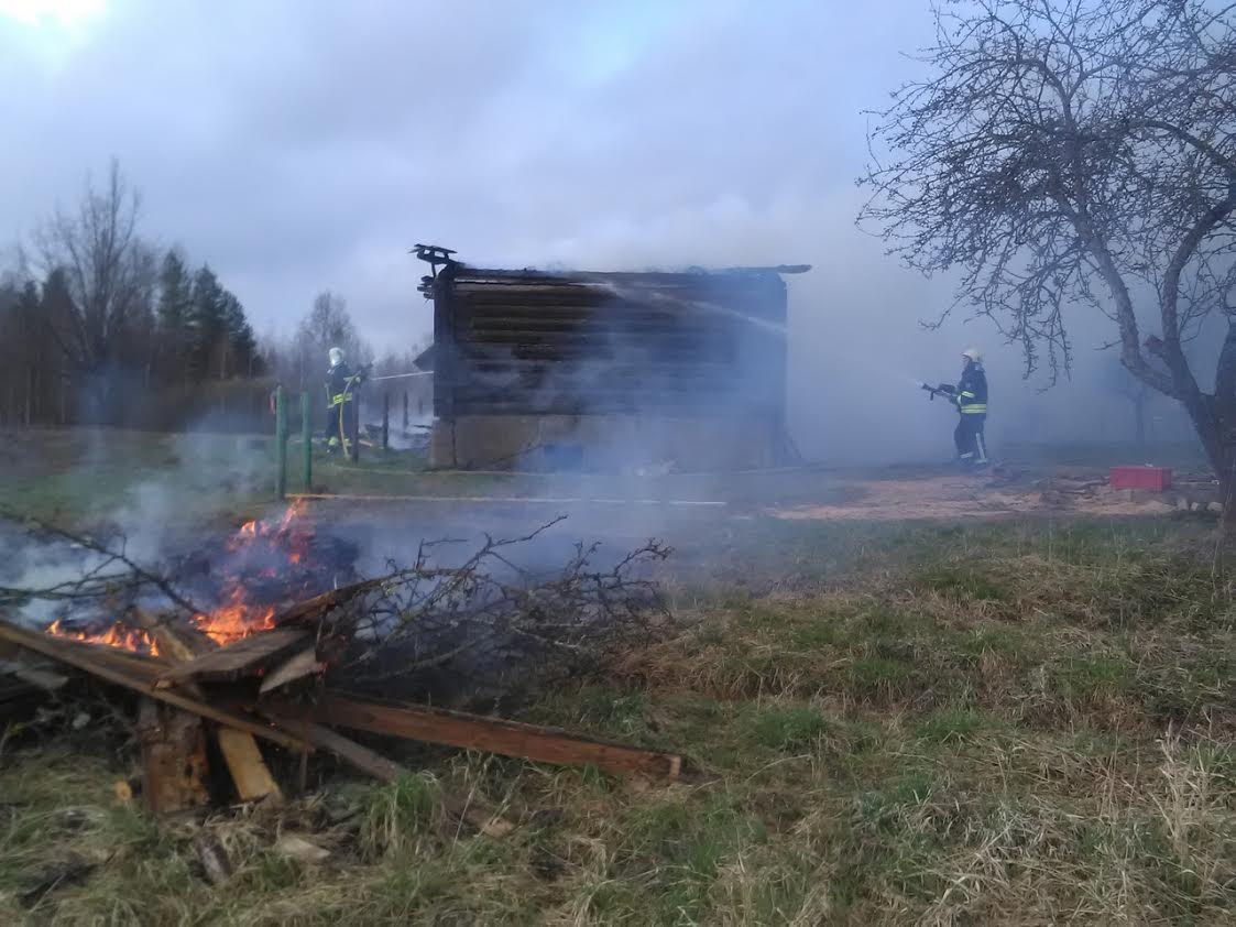 21. aprillil kell 8.18 teatati, et Võru vallas Suuremetsa külas põles vana laut-küün ja tuli ohustab teisi hooneid. FOTOD: Lõuna päästekeskus