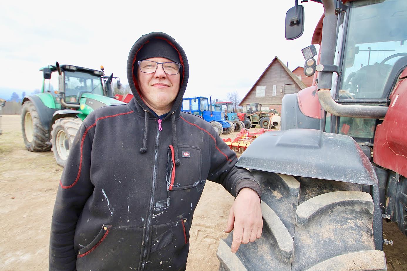 Armi Serv on möödunud talvega rahul ja korraldab praegu ka ümbruskonna rahvale küttepuude tegemist, mis veetakse kohale kohalike seas juba tuttavaks saanud uunikum Volvo N86ga, millel vanust pool sajandit.