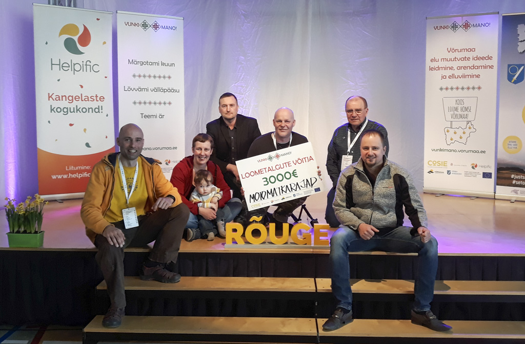 Loometalgute peapreemia pälvinud matkaradade ideemeeskond. Pildil looduseinimene Ergo Tisler (vasakult), Rõuge kohaliku kogukonna liige Kadri Laube koos lapsega, motoklubi Mägilased liige Tarmo Laur, Misso tehnikaspordiklubi eestvedaja Urmas Peegel, motoklubi Sinilind eestvedaja Ülo Raudsepp ja motoklubi Mägilased president Alar Johanson. Fotod: HELERI LAKUR