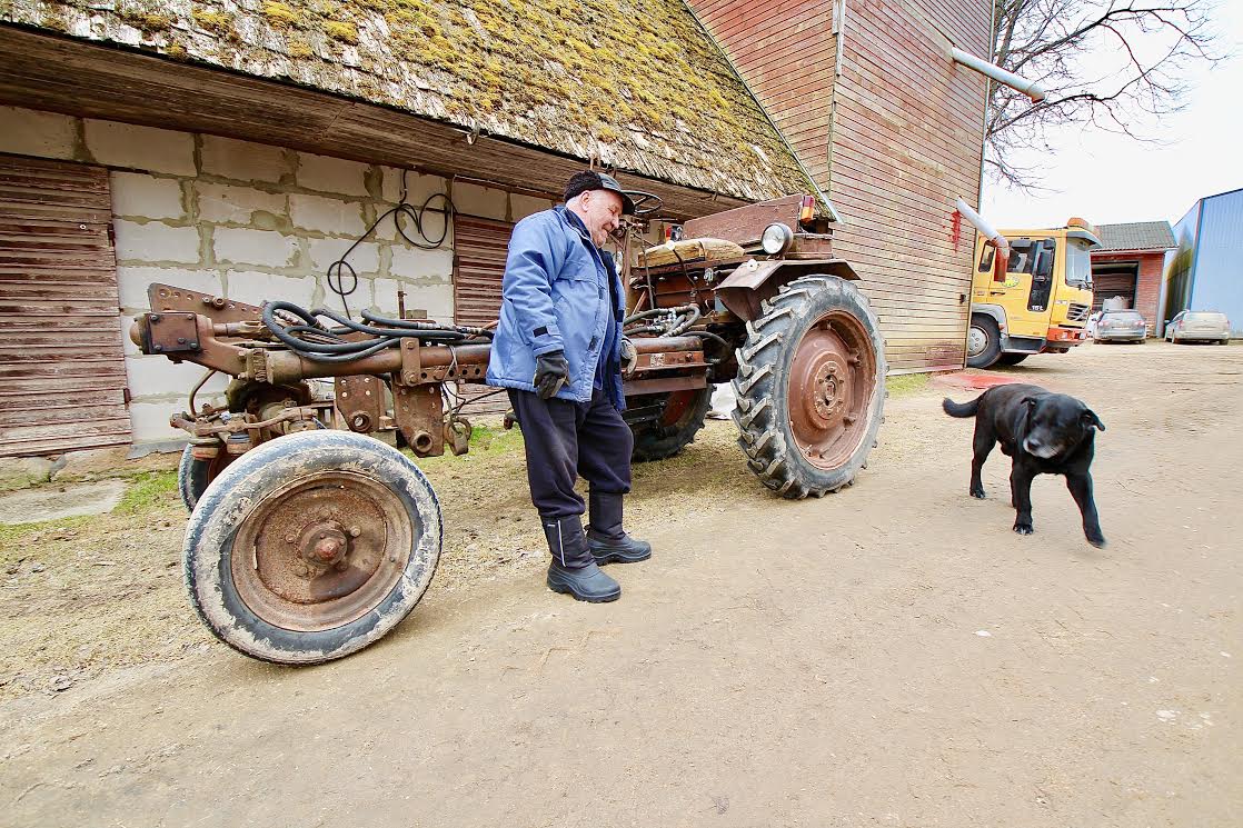 Heino Laan oma haruldase šassii T-16ga, mille vanust ta öelda ei osanud. Ülevaatuse käiku jälgis meeste ja masinate vahel kõigiga sõber olev suur must koer. Fotod: KALEV ANNOM