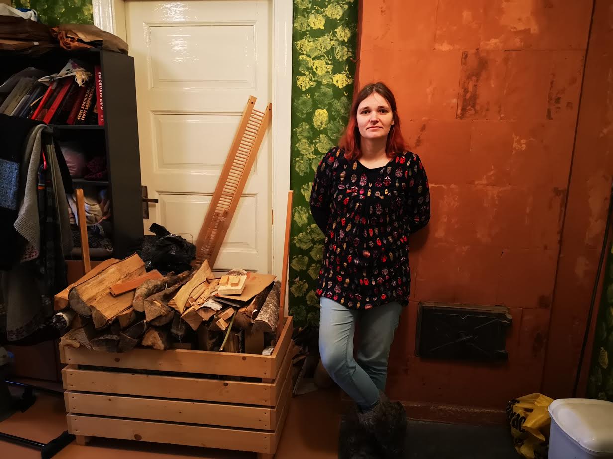 „Enam ei pea puid tassima ja ahjusid kütma,” rõõmustab Kadri Võrel. Suur puukast ootab välja viimist, sest majas annavad nüüd sooja uued radiaatorid. Fotod: LIANA ALLAS