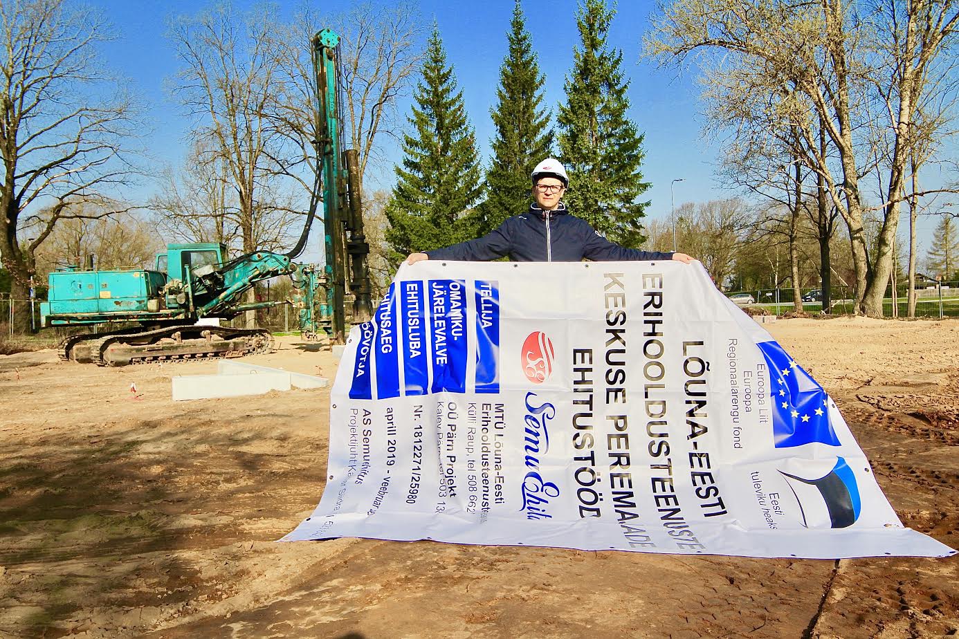 Projektijuht Kaimar Siidra paigaldas eile hommikul Kreutzwaldi-Kraavi tänava nurgale objekti infotahvli. FOTOD: Kalev Annom