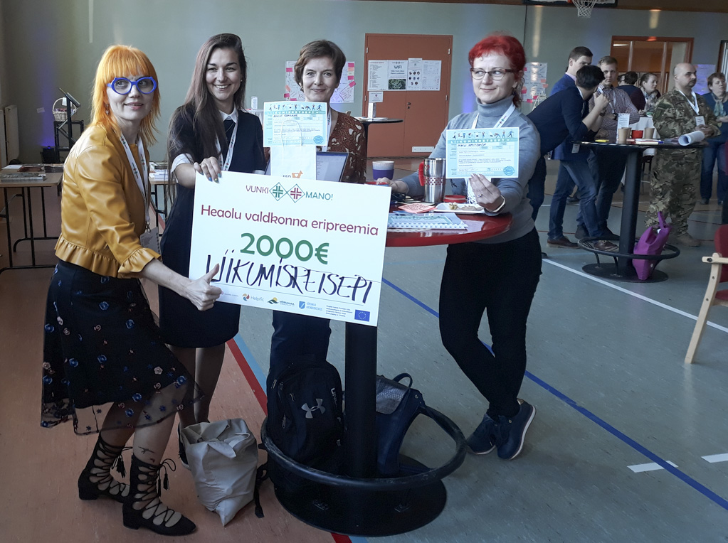 „Liikumise digiretsepti“ idee väljaarendajad ühisel pildil. Võrumaa spordiliidu tegevjuht Merike Õun (vasakult), sotsiaalkindlustusameti spetsialist Alice Juurik, tervise arengu instituudi vanemspetsialist Liana Varava ja Jõgevamaa arendus- ja ettevõtluskeskuse terviseedenduse spetsialist Maiu Veltbach. Pildilt on puudu ideemeeskonna liikmed Eesti haigekassa juhatuse esimees Rain Laane ja Osula perearstikeskuse perearst Anne Ojakäär. FOTOD: Heleri Lakur