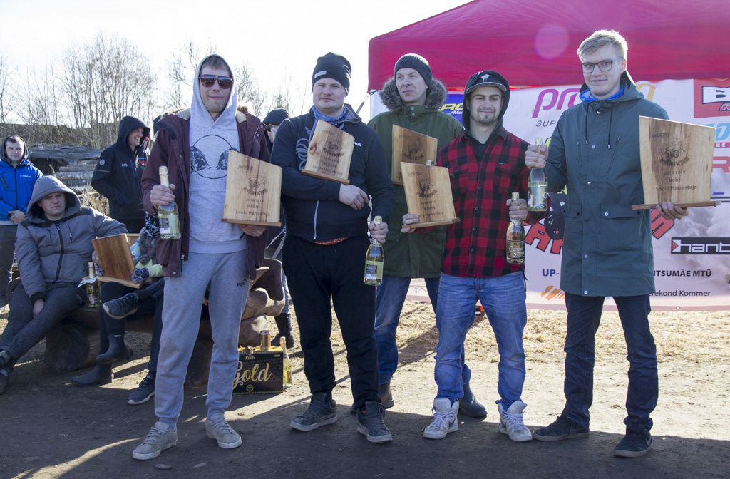 Võistlusklassi Soolo Harrastajad parimad. Vasakult: teise koha omanik Siim Kaasik, Andres Meos (kuues koht), Raido Allikmäe (viies koht), Kristo Lastik (neljas koht) ja esikoha saavutanud Laur Mägi. Pildilt on puudu Kristjan Kolsar, kes viimast etappi kaasa ei sõitnud. FOTOD: Birgit Bettai