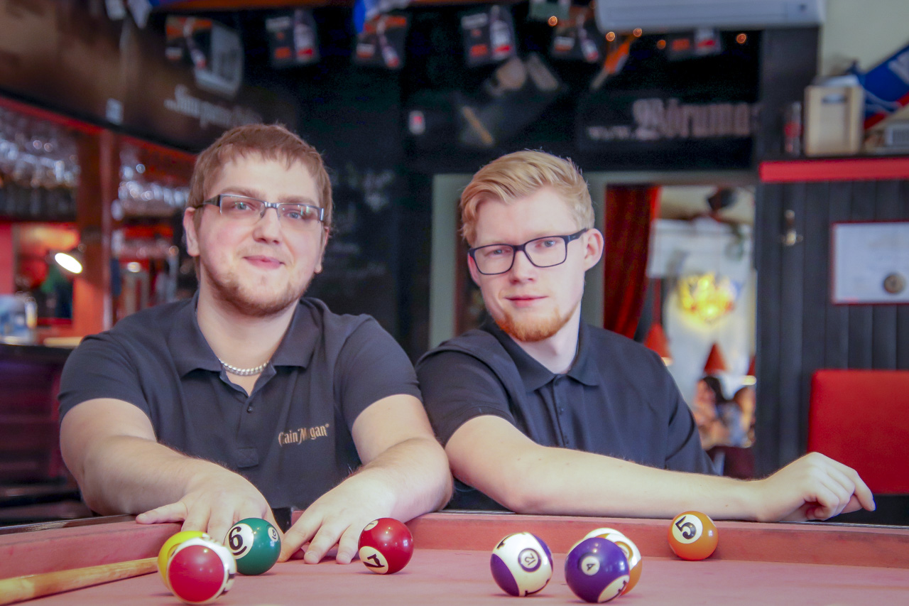 Freddy (vasakul) ja Johann-Kristjan on lugejate silmis ära teeninud kiituse hea teeninduse eest, sest nad on alati lõbusad ja energilised ning vajaduse korral lahendavad ka probleemsed olukorrad. Foto: AIGAR NAGEL