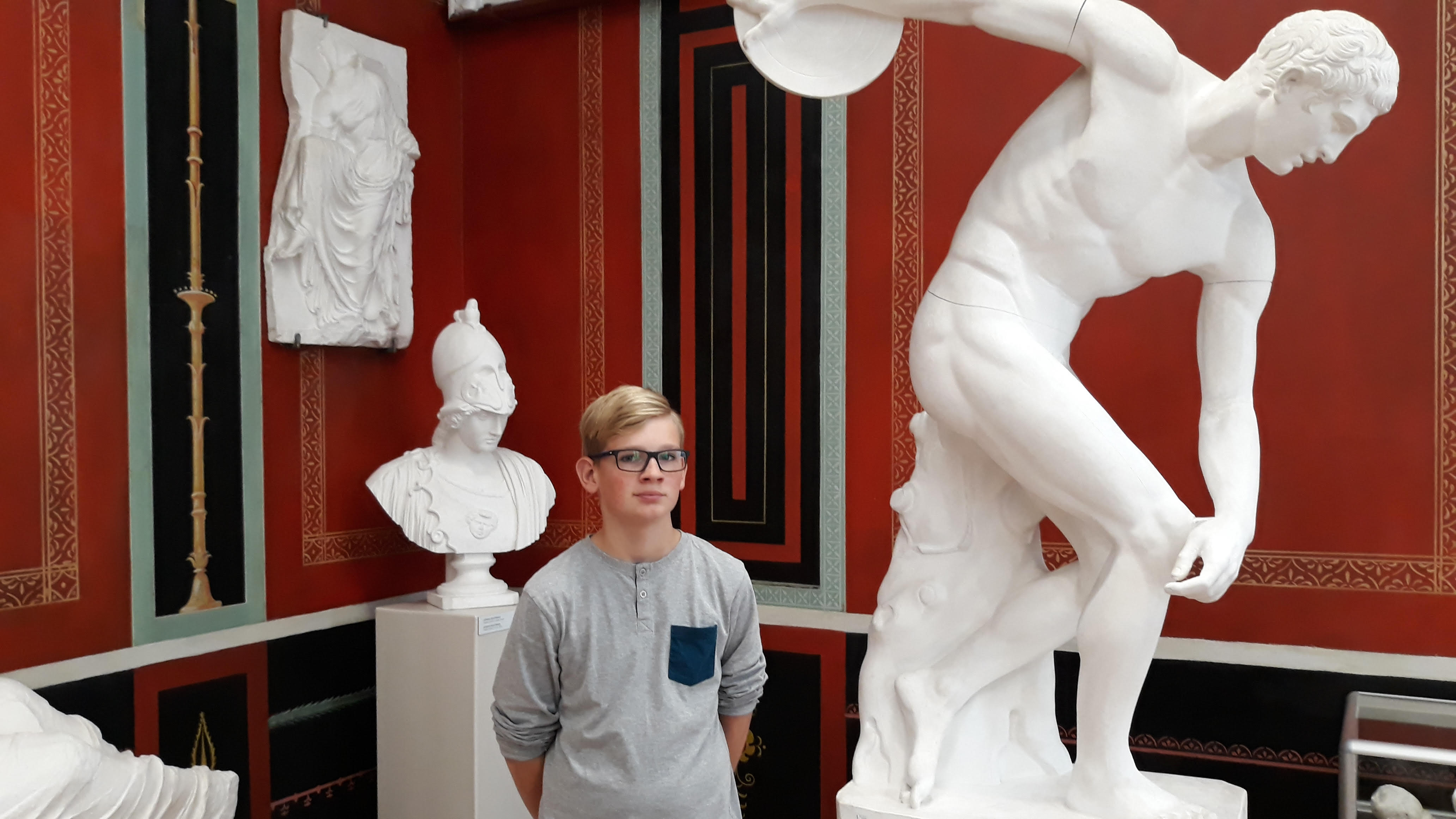 Reio Vissel usub muinasjutte edasi kanduvat põlvest põlve ja raamatutes peitub tema hinnangul suur tarkus. Oleks lugejatel vaid kannatust selleni jõuda. Foto: VÕRU KREUTZWALDI KOOL