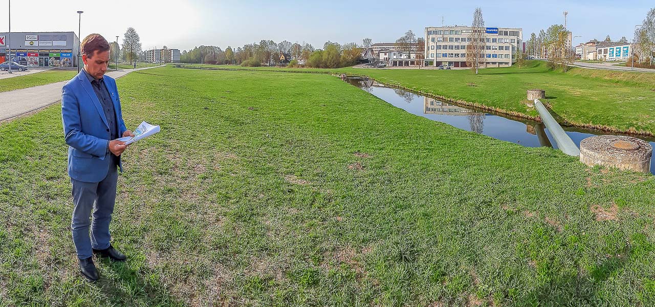 Võru abilinnapea Sixten Sild näitab tulevase välijõusaali planeeritavat asukohta Koreli kaldaalal Maxima kaupluse taga. Foto: AIGAR NAGEL