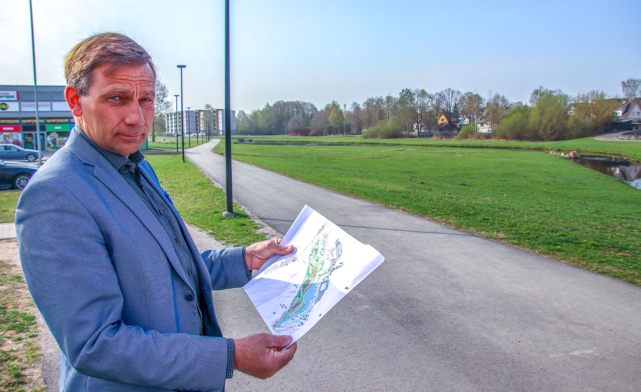 Võru abilinnapea Sixten Sild näitab tulevase välijõusaali planeeritavat asukohta Koreli kaldaalal Maxima kaupluse taga. Foto: AIGAR NAGEL