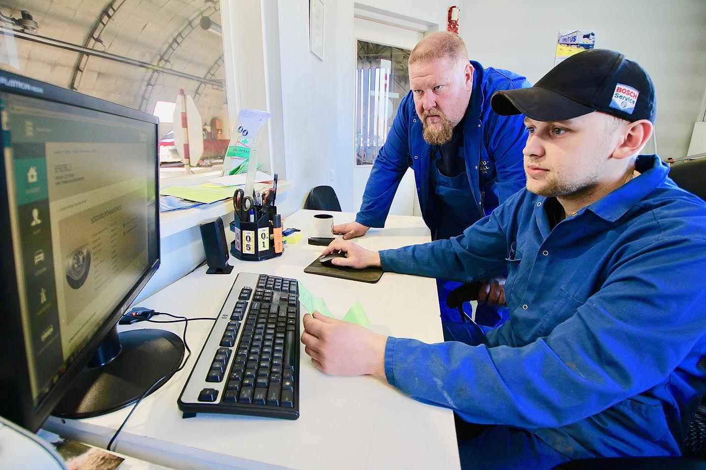Marek Mõistus (tagapool) on tehnohooldusega tegelenud juba peaaegu kakskümmend aastat. Autondust on ta õppinud Soomes ja Tallinna tehnikaülikoolis. Romet Rose (esiplaanil) on lõpetanud Tartu kutsehariduskeskuse autodiagnostika alal ja töötab tehnokontrollis esimesi päevi. FOTO: Kalev Annom