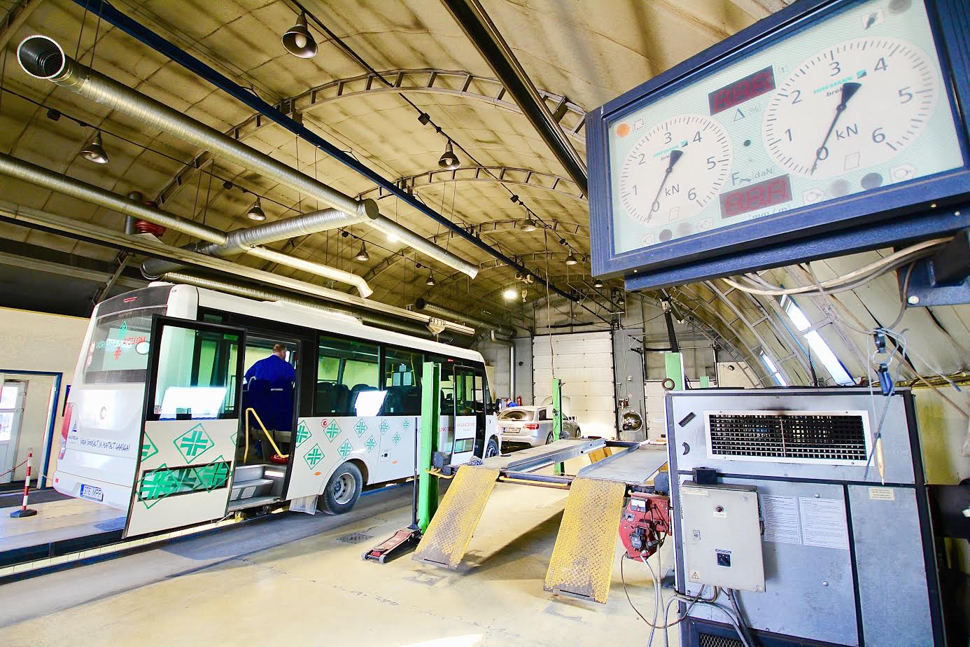 Tehnoülevaatusel on ASi Hansa Bussiliinid Võru osakonna buss, mille roolis olev tehnikajuht Kalev Ottis kurtis, et bussid on konstrueeritud asfaltkattega teede jaoks, kuid sõita tuleb mööda kruusateid. Võrus on kokku 27 bussi, kõikide väljalaskeaasta 2016. Fotod: KALEV ANNOM